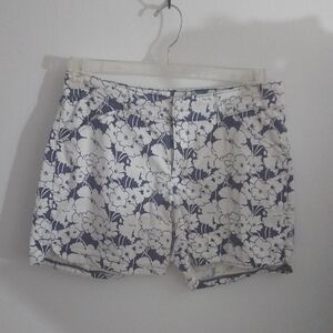 Lee Women's Floral Print Shorts - White and Blue
